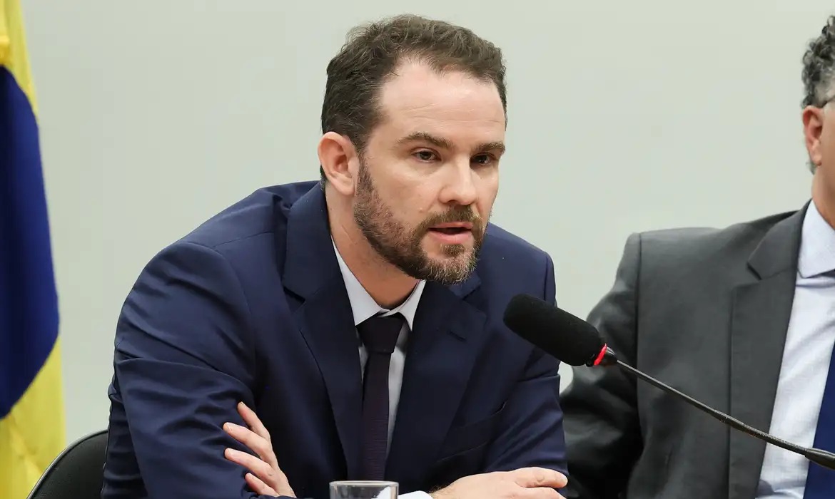 Ministro Dario Durigan vai à França para agenda do G7 e reuniões estratégicas