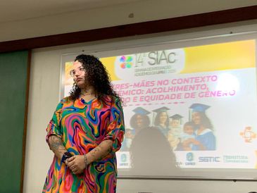 Mulheres mães enfrentam barreiras na carreira acadêmica, aponta estudo