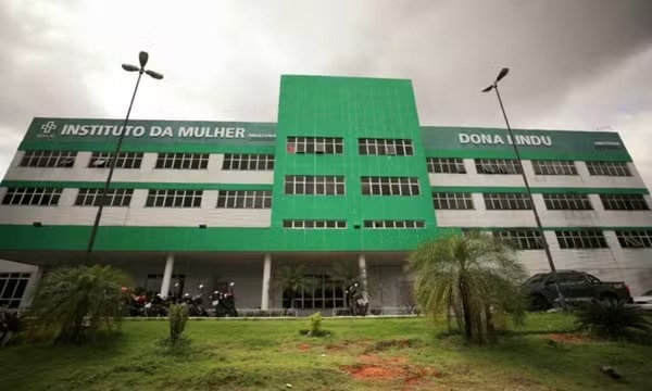Jovem denuncia falta de assistência após dar à luz em banheiro de hospital