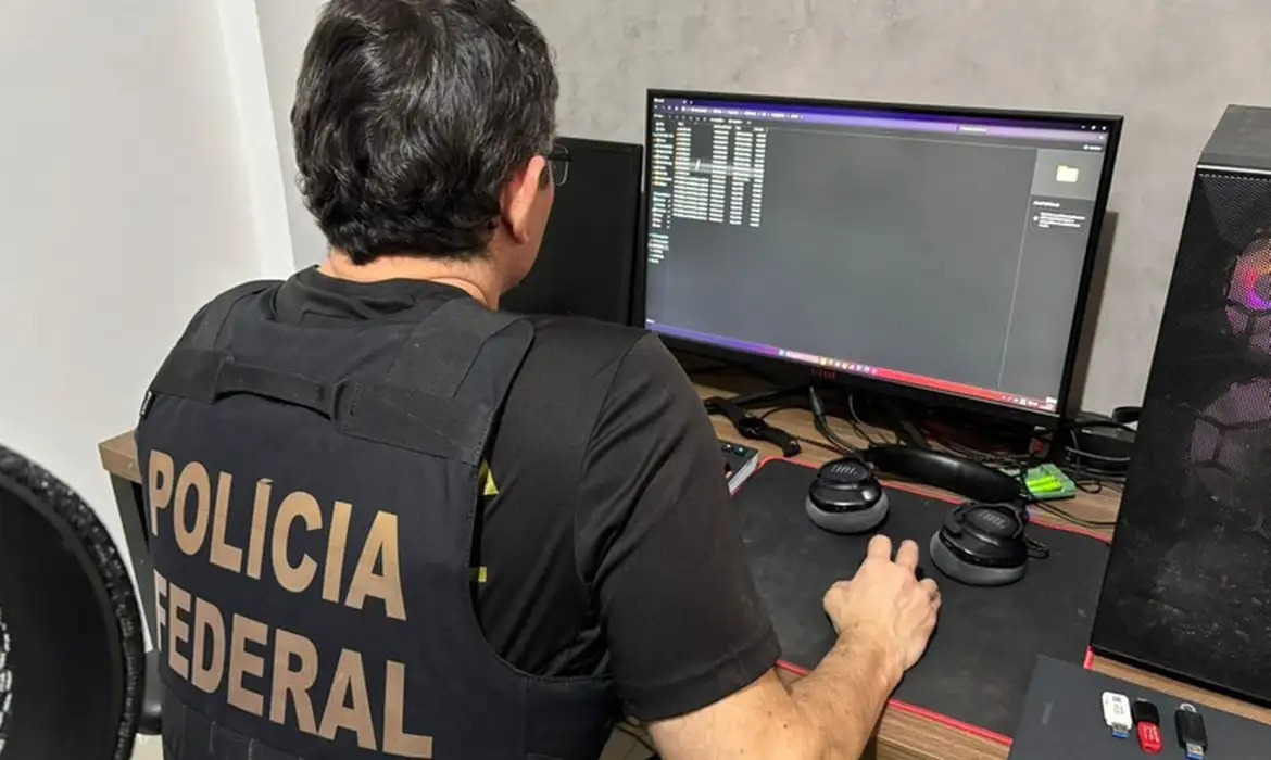 Justiça autoriza ação da PF contra suspeito de disseminar racismo online