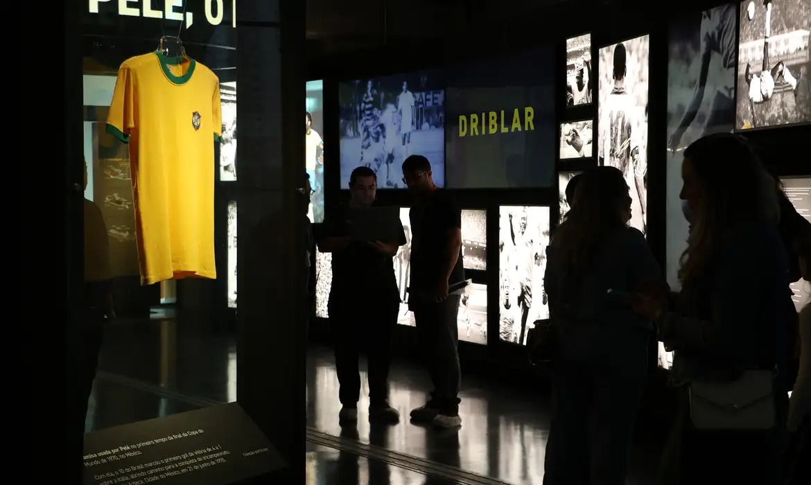 Camisa de Pelé de 1970 volta a exposição no Museu do Futebol em São Paulo