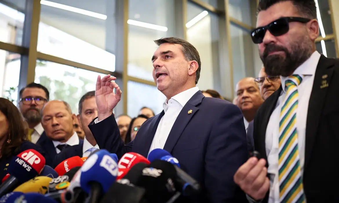 Flávio Bolsonaro admite reunião com Vorcaro após operação Compliance Zero