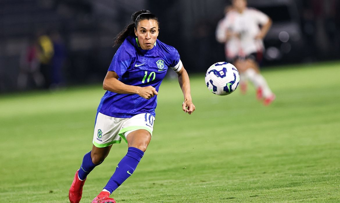 Seleção brasileira enfrenta EUA com Marta entre convocadas