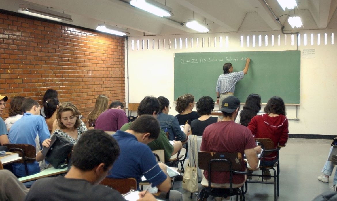 Desempenho de professores formados em EAD preocupa MEC