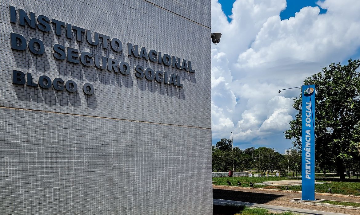 Aposentados recebem valores após decisões judiciais do INSS