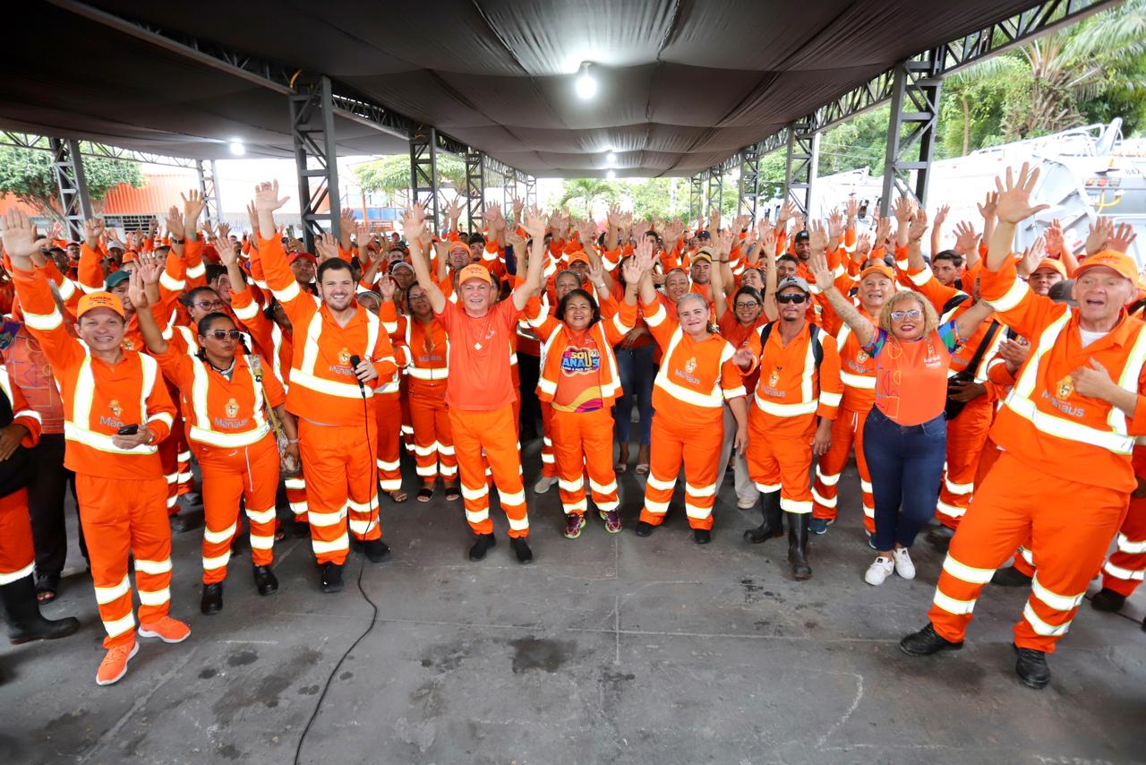 Prefeito de Manaus destaca importância dos garis na limpeza urbana