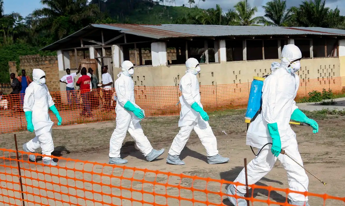 OMS registra avanço do Ebola e Cruz Vermelha lamenta perdas