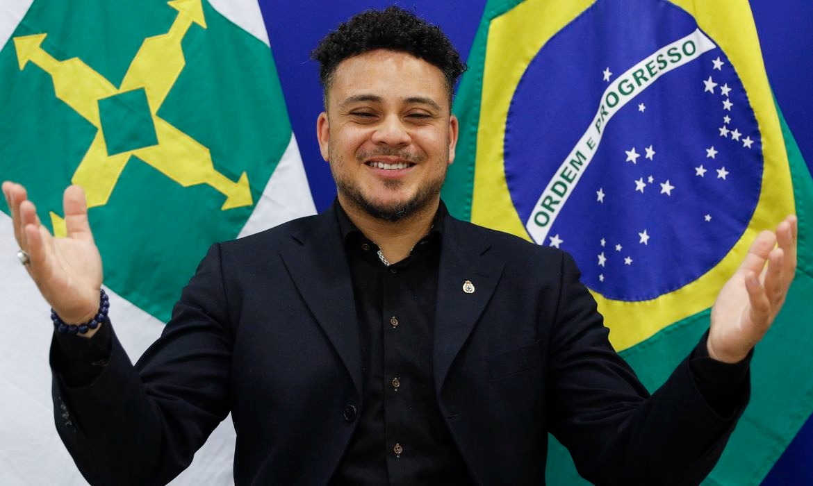 Brasileiro adotado no exterior busca família e alerta sobre adoção