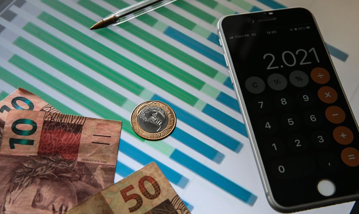Superávit fiscal convive com alta da dívida pública brasileira