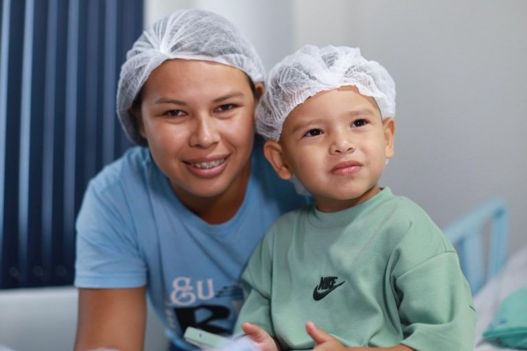 Mãe celebra chance de filho voltar a ouvir no Amazonas
