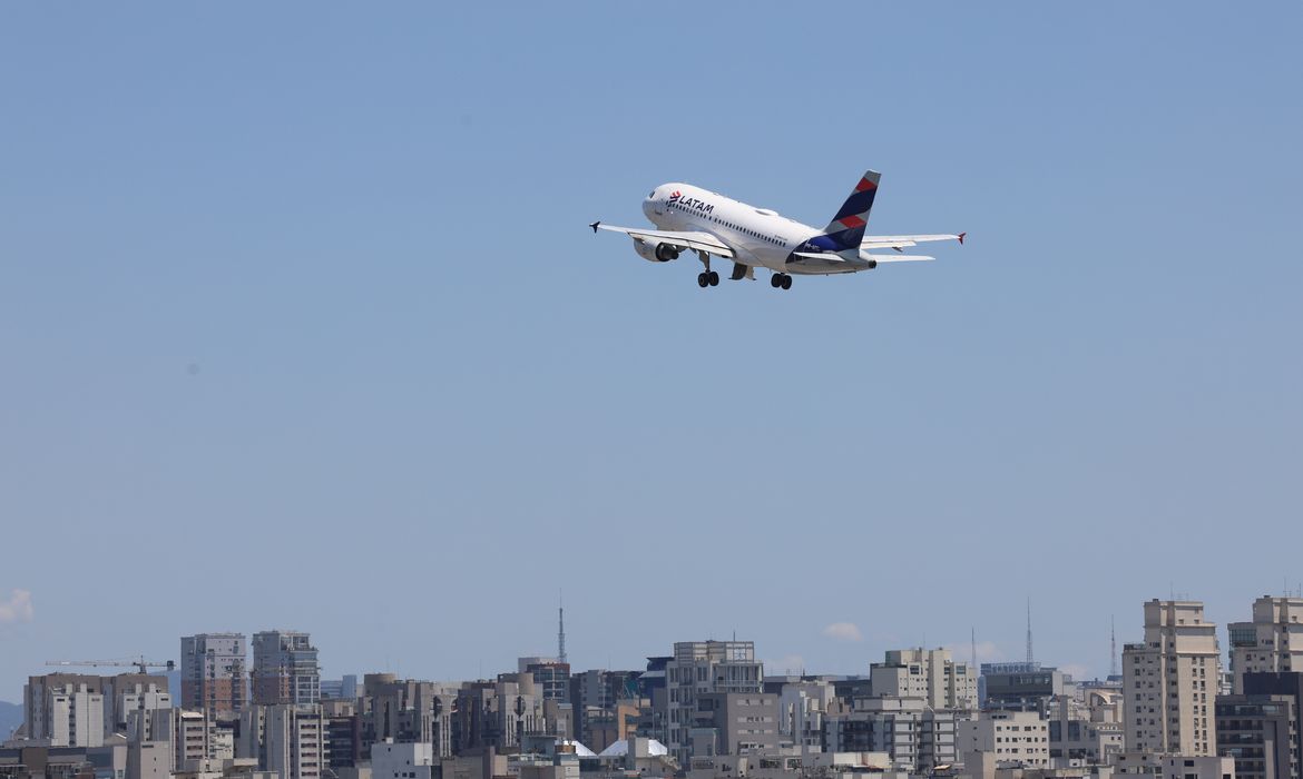 Companhias aéreas recebem apoio para enfrentar alta dos combustíveis