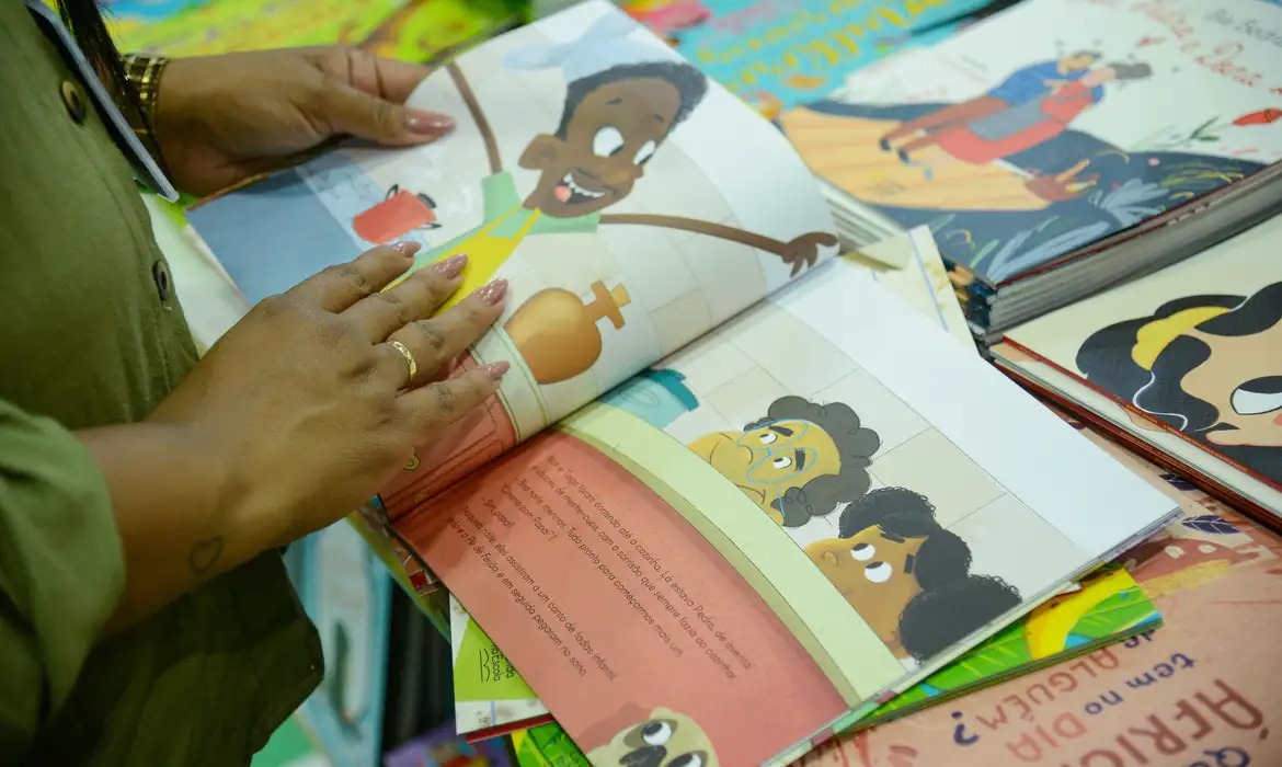Projeto da Bienal aumenta busca por livros nas escolas