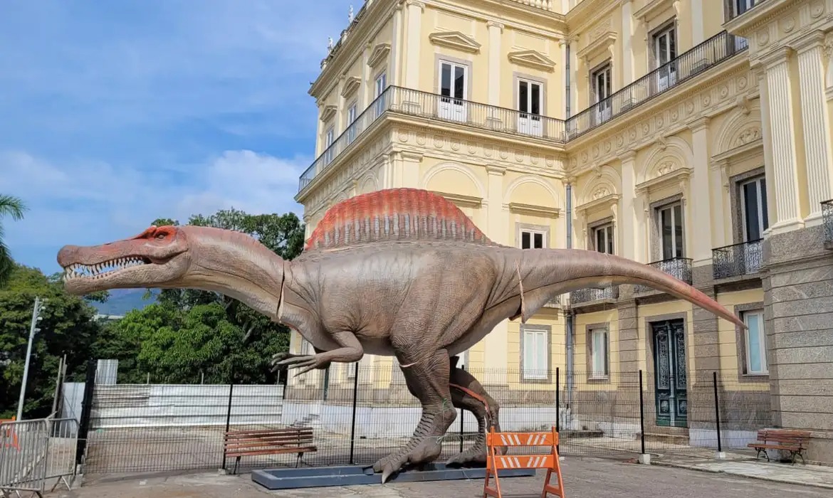 Dinossauro Museu Nacional transforma visita em experiência