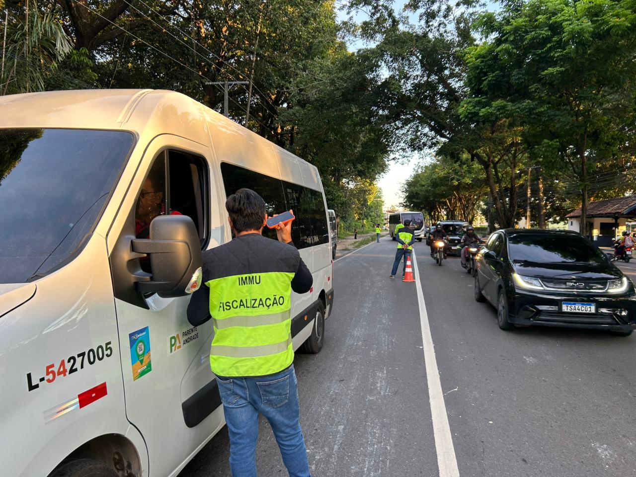 Micro-ônibus com problema mecânico é apreendido em operação do IMMU