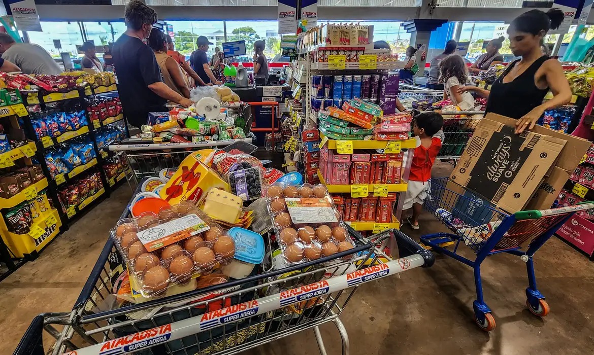 Tomate e batata disparam e elevam inflação