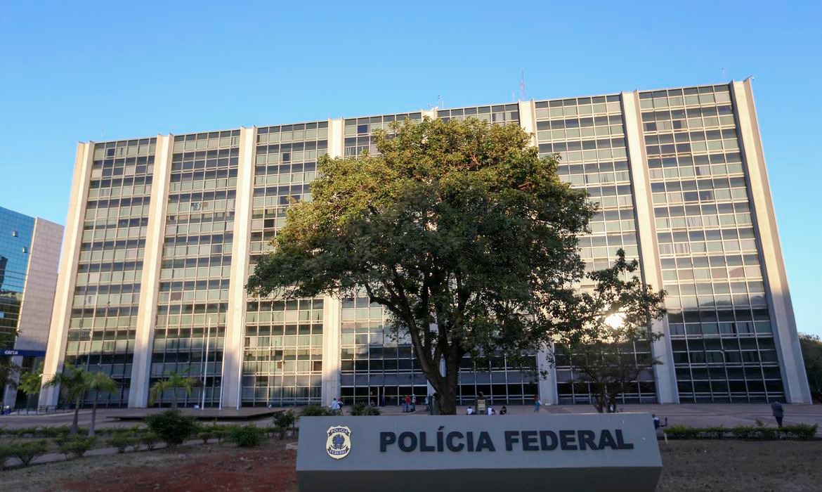Operação da PF mira estrutura financeira do PCC em vários estados