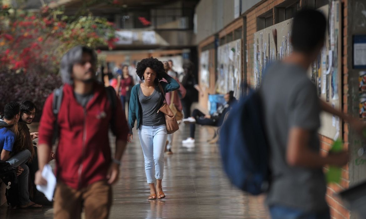 Pesquisa aponta desafios para estudantes que conciliam universidade e maternidade
