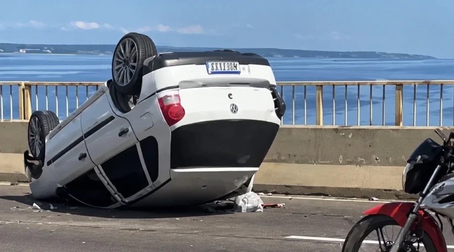 Acidente envolvendo dois veículos é registrado na Ponte Rio Negro