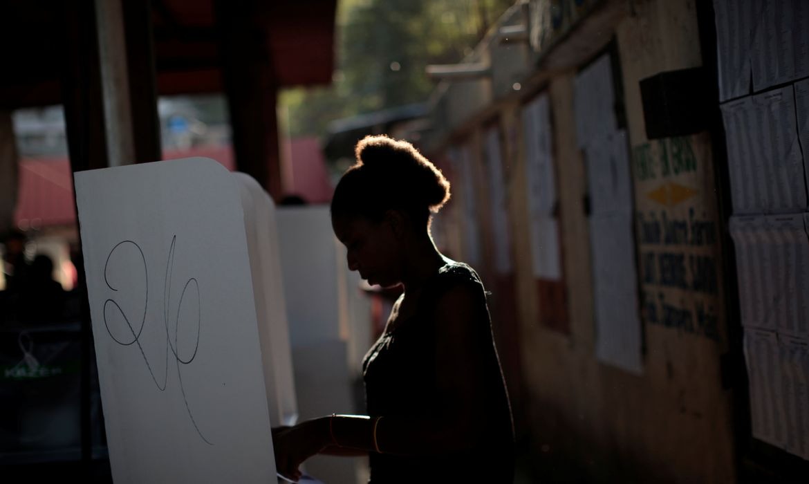 Porto Príncipe enfrenta violência enquanto Haiti se prepara para eleições de 2026