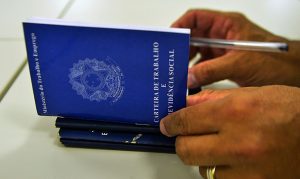 Emprego formal cresce no Brasil e saldo em 12 meses chega a 973 mil vagas