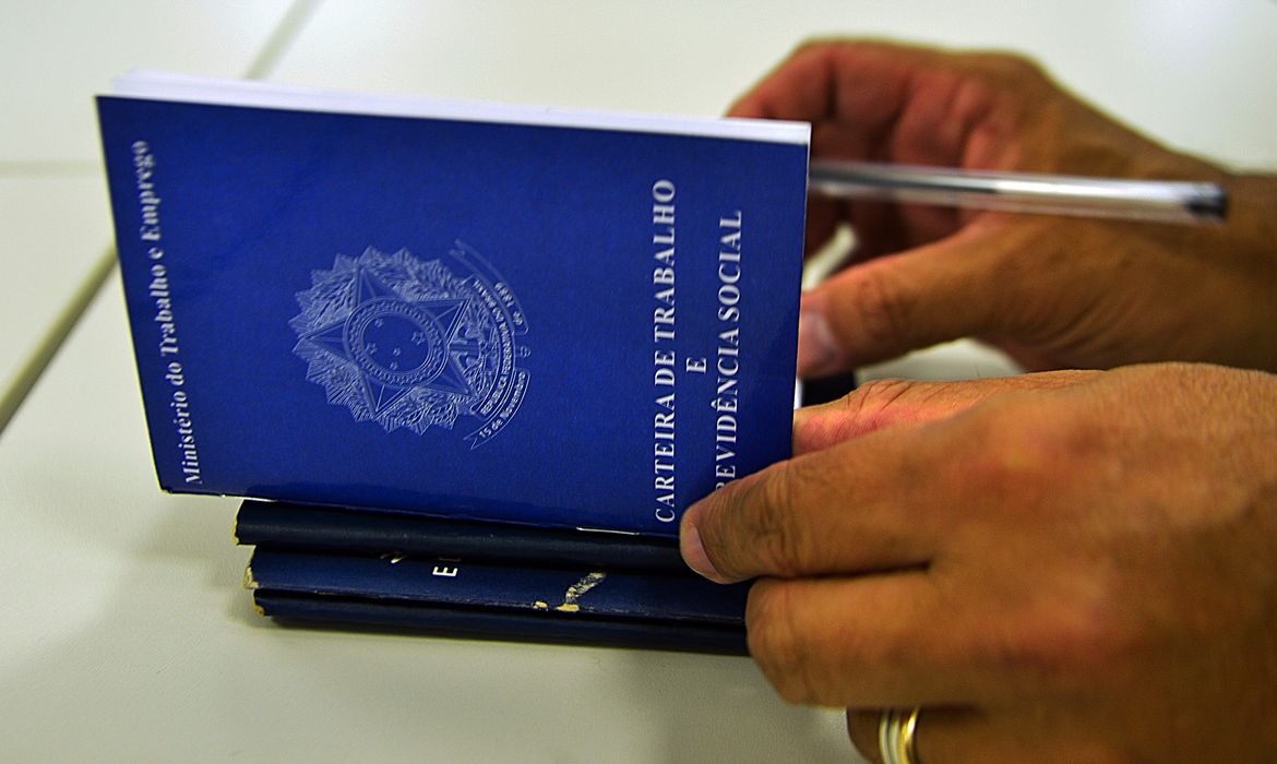 Emprego formal cresce no Brasil e saldo em 12 meses chega a 973 mil vagas
