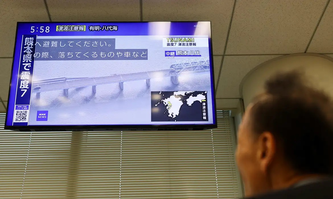 Autoridades japonesas correm para restabelecer água e energia após terremoto