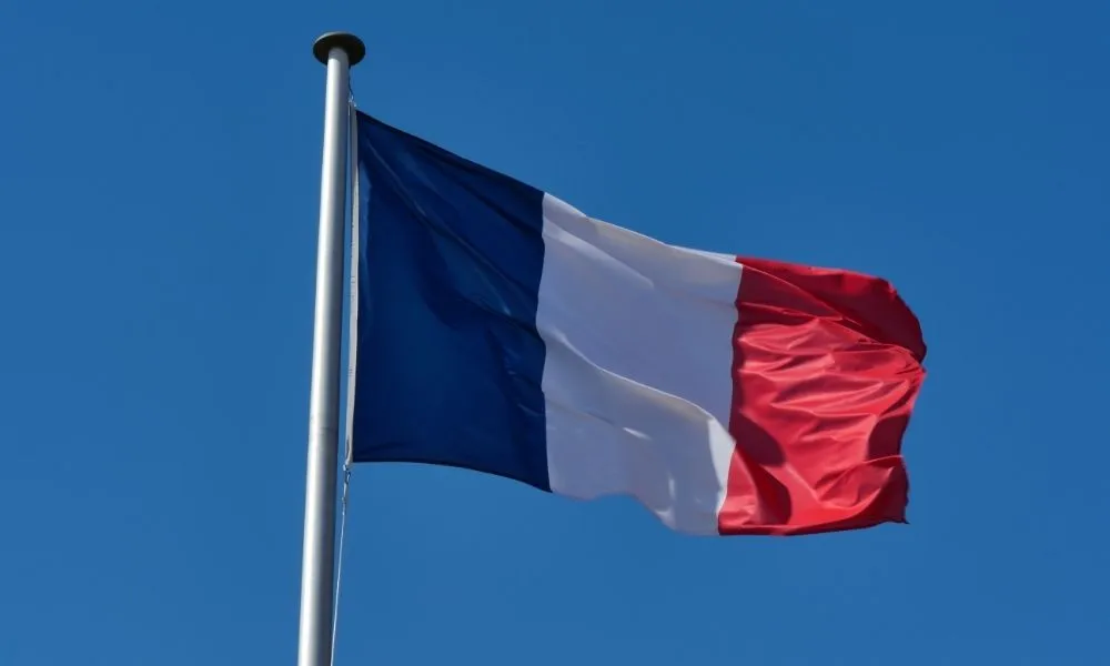 França é primeiro país da União Europeia a restringir redes sociais para menores de 15 anos