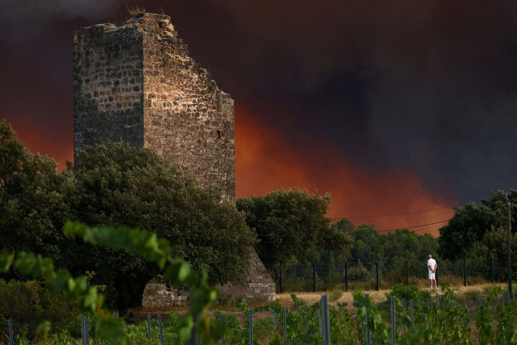 Incêndio no sudoeste da França ameaça região turística durante férias de verão