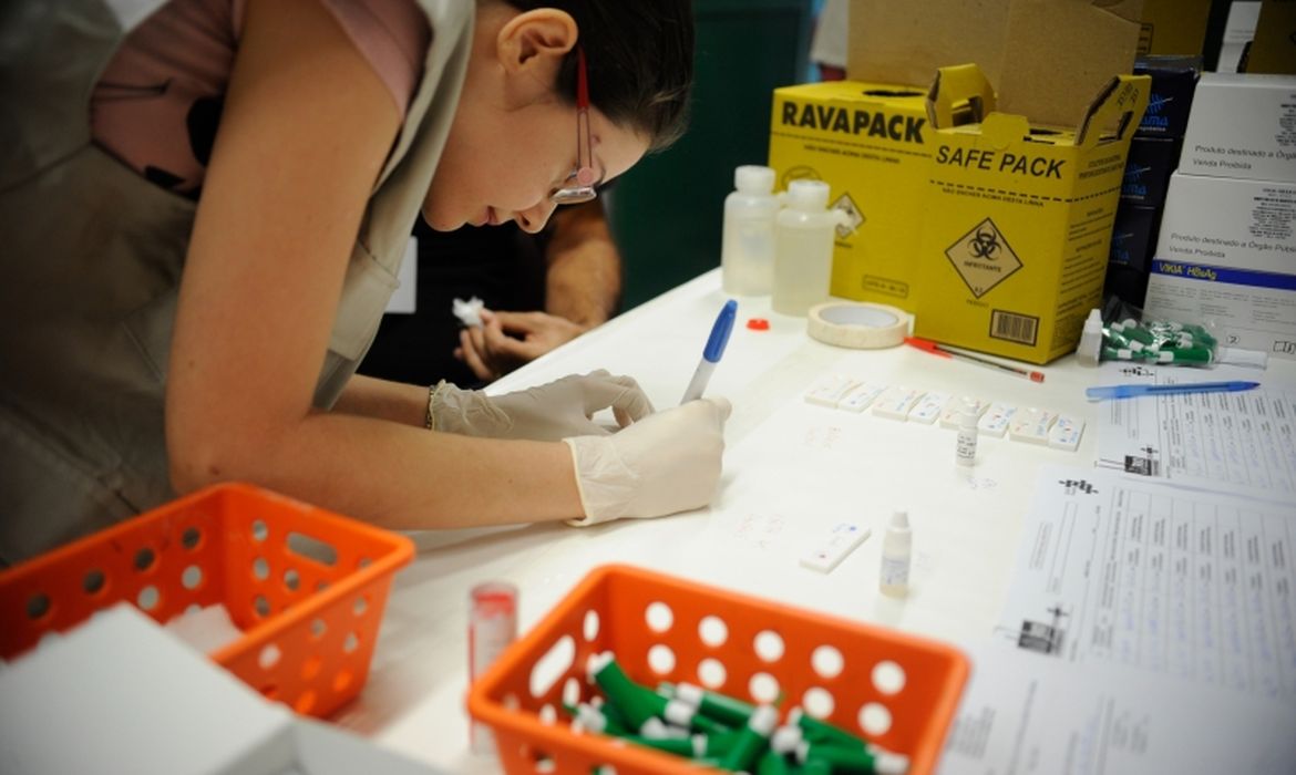 Hepatites B e C exigem atenção para prevenir cirrose e câncer de fígado