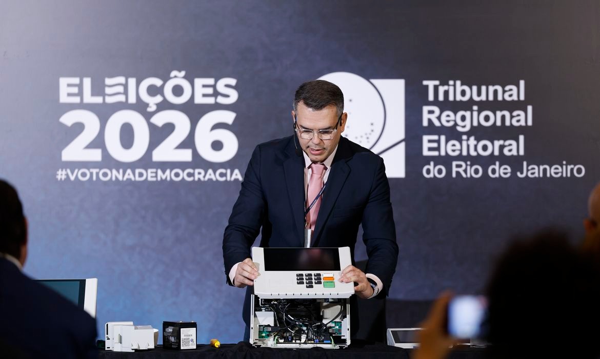 Justiça Eleitoral mostra segurança da urna eletrônic