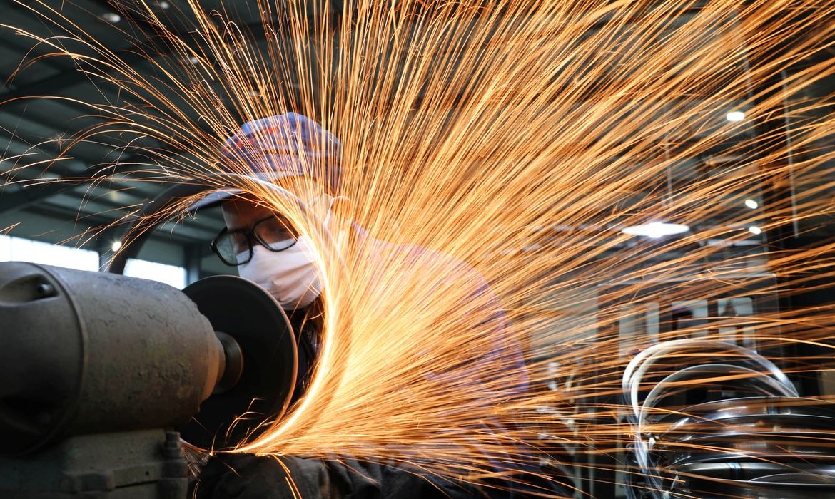 Setores industriais têm desempenhos diferentes em junho