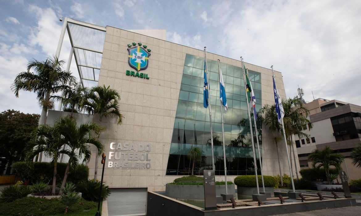 Só capitão poderá falar com árbitro em nova regra
