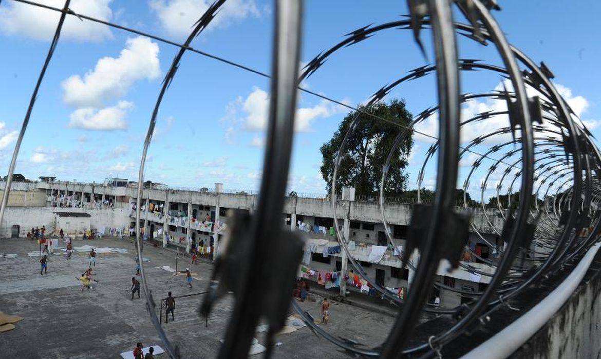 Presídios combatem entrada de itens usados por facções criminosas