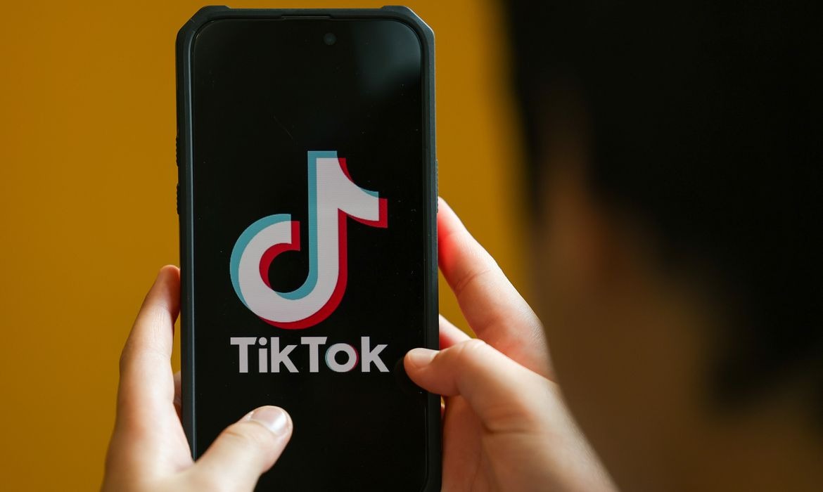 Multa ao TikTok reforça debate sobre privacidade de crianças no Brasil