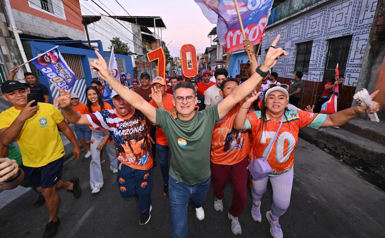 David Almeida reúne moradores em caminhada na Compensa ao lado da Dra. Shádia