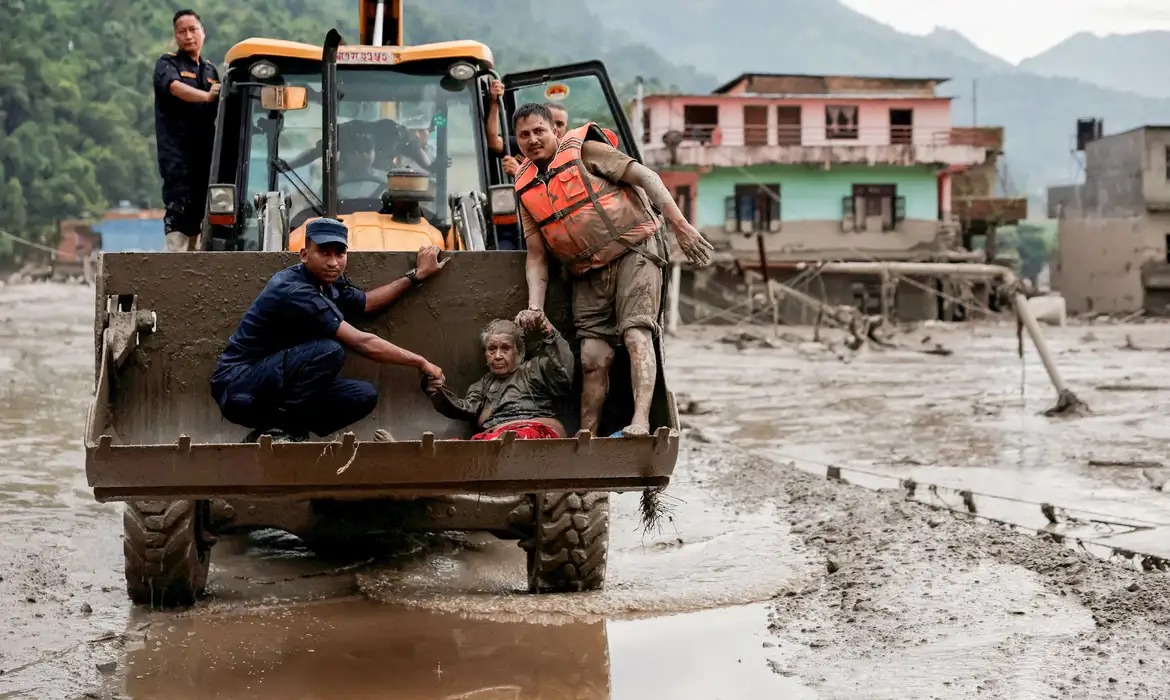 Nepal registra centenas de desaparecidos após cheias e inicia buscas