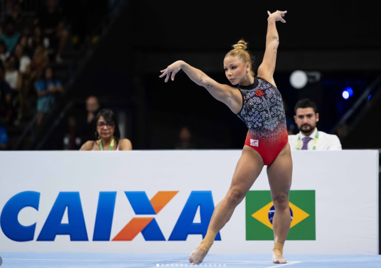 Flávia Saraiva homenageia o pai em apresentação que garantiu ouro no solo