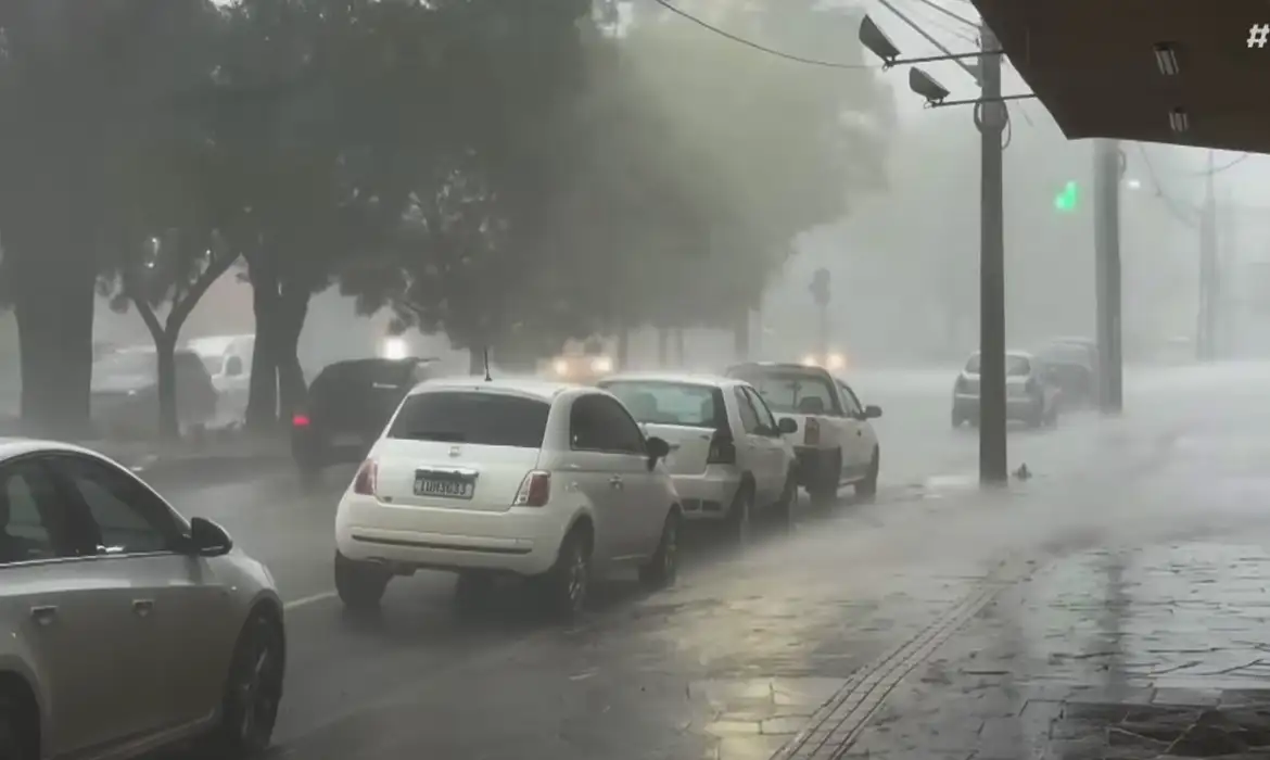 Inmet prevê ciclone, chuvas e queda de temperatura no Sul do Brasil