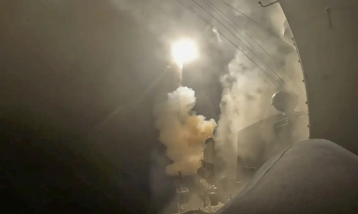 EUA e Irã trocam ataques em maior escalada militar desde julho