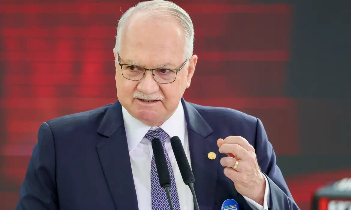STF: acusações de Moraes levam Fachin a pedir explicações formais