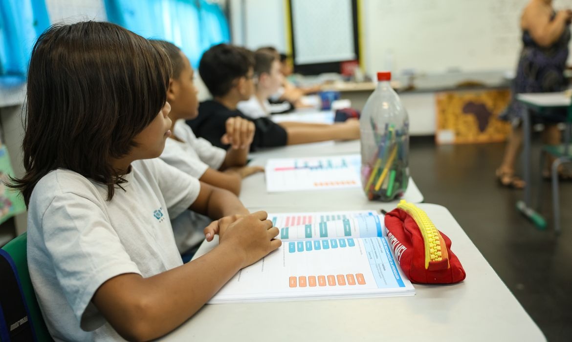 Cursos gratuitos reforçam formação de profissionais da educação