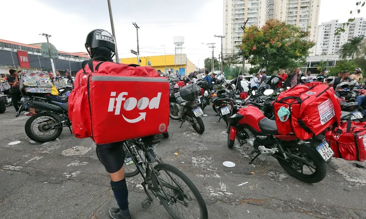 Plataformas digitais reúnem motoristas e entregadores em todo o Brasil