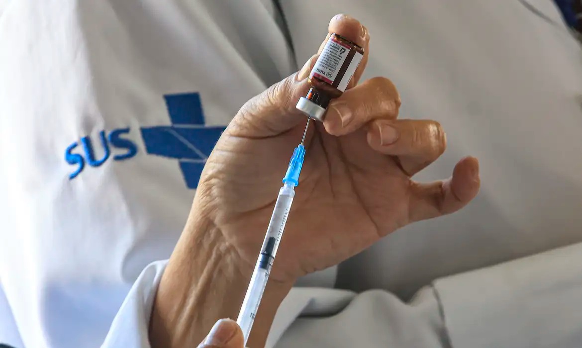 Anvisa amplia uso da MenQuadfi e reforça cuidados com vacinação infantil
