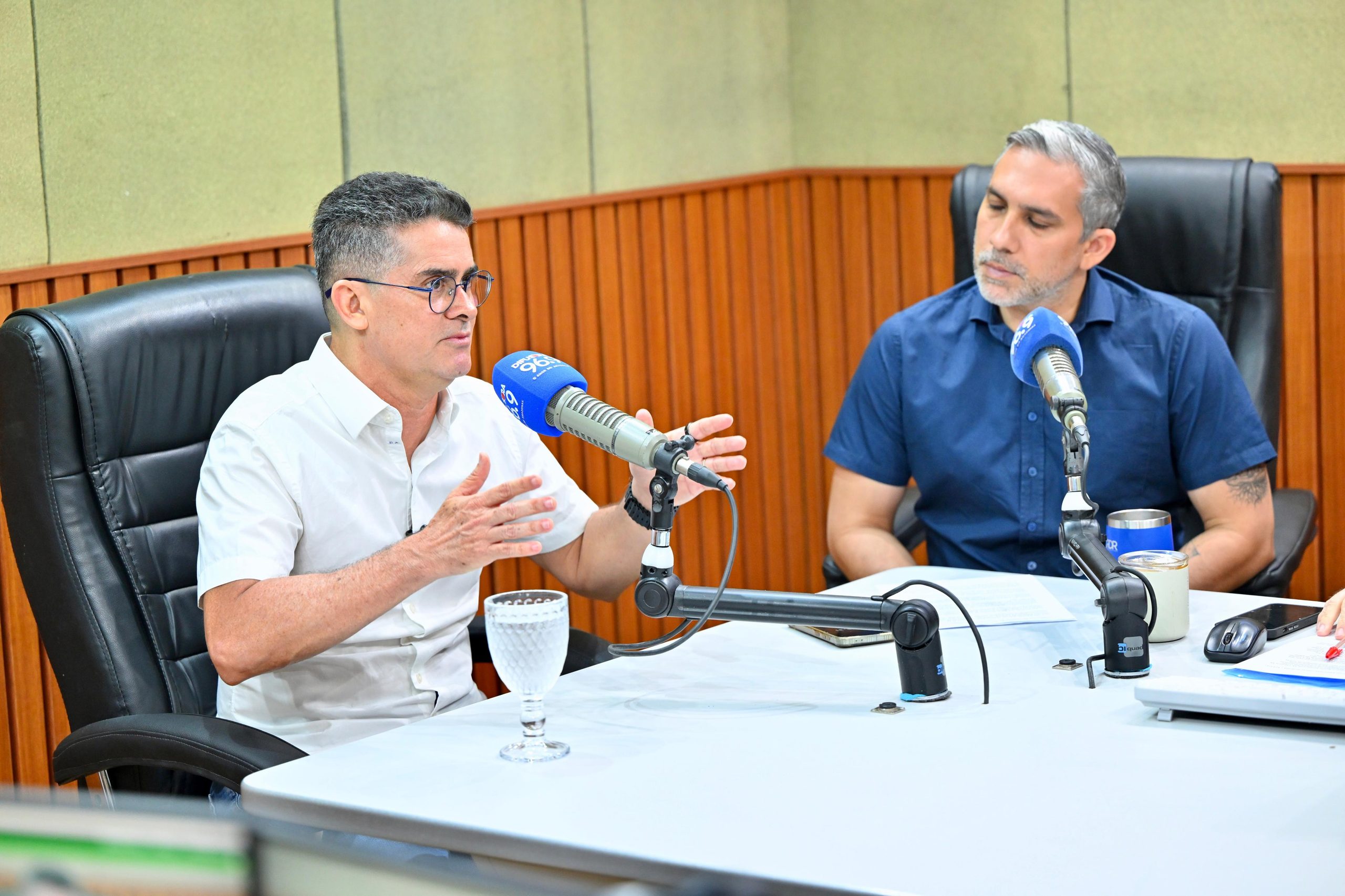 David Almeida aborda atendimento a pacientes em fila no Amazonas