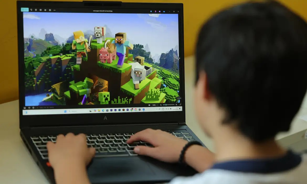 Tablets e celulares podem aumentar ressecamento ocular entre crianças