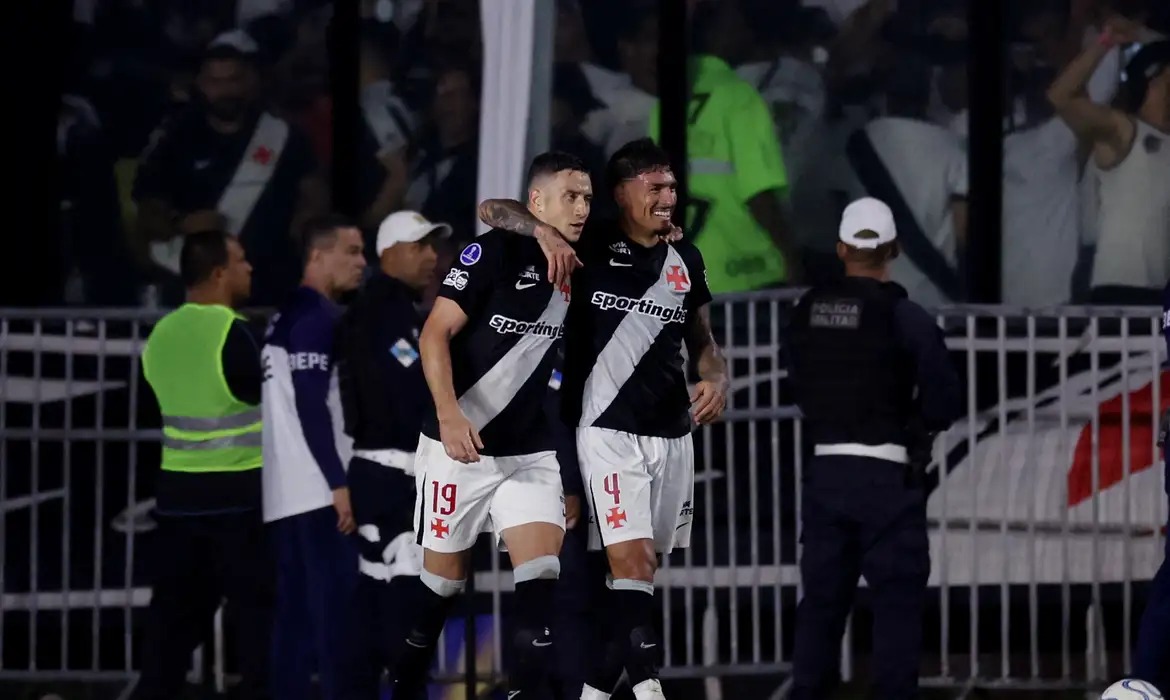 Vasco transforma pressão em gols e elimina Santa Fe na Sul-Americana