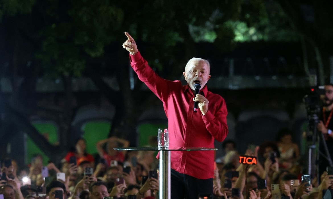 Lula propõe novo ministério, Farmácia Popular e mínimo valorizado